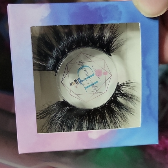 Lash Mystery Box - Makeup and Accessories Box - Picture 12 of 15